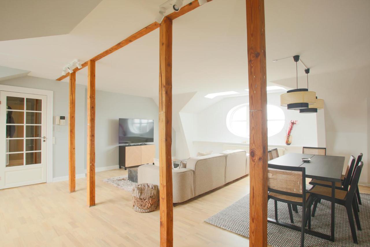 Unique 5 Bedroom W Exposed Beams In Apartment