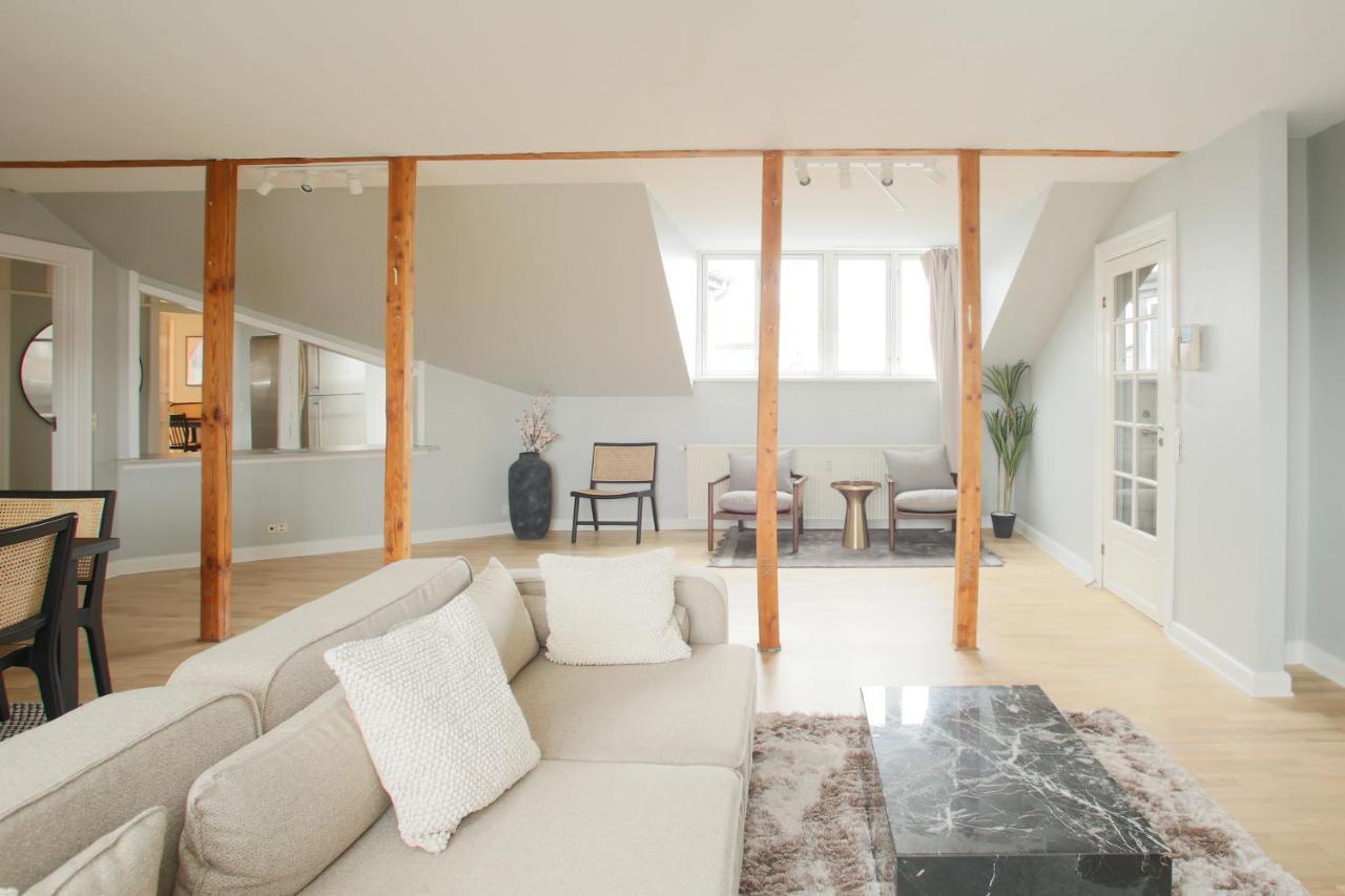 Unique 5 Bedroom W Exposed Beams In Lejlighed *